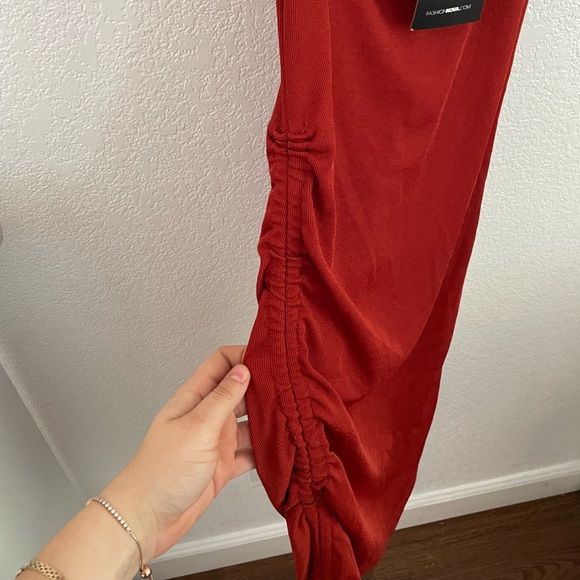 Fashion nova burnt orange dress with details on the sides - Picture 3 of 3